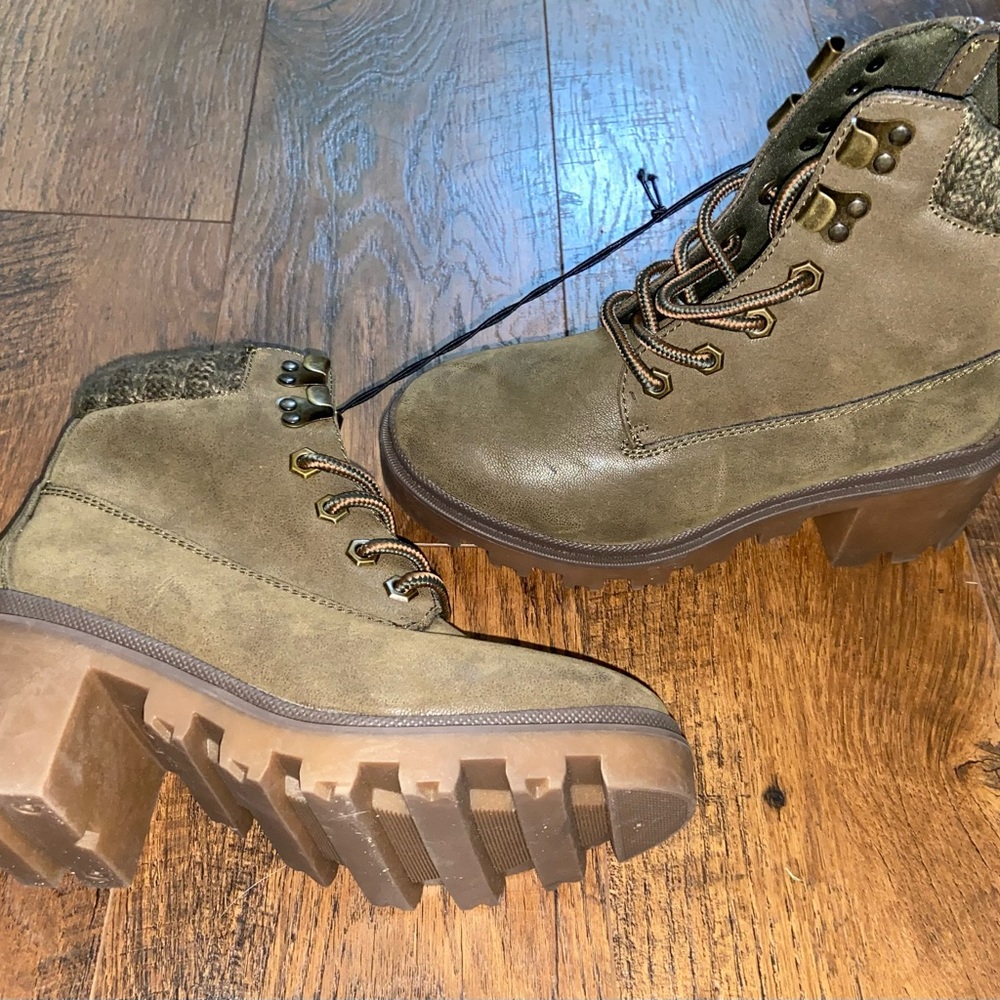 Universal Thread Boots - Picture 3 of 14